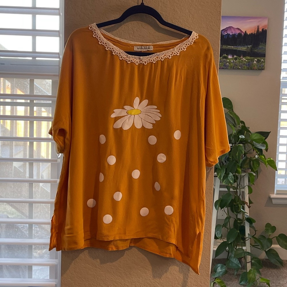 Miss look Gold with daisy and white dots in front. Lace around neck. Size Xl